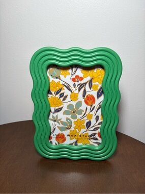 Max Studio Bright Green Scalloped Tabletop Frame